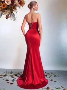 Robe de soirée sirène bustier en satin rouge avec dos lacé et longue traîne élégante