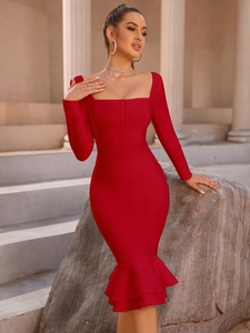 Elegante abito a sirena rosso a maniche lunghe con scollo quadrato e orlo a coda di pesce