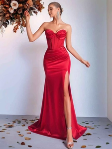 Robe de soirée sirène rouge bustier élégante avec fente latérale et fini satiné