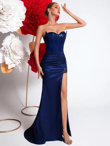 Elegante abito da sera blu navy senza spalline con paillettes e spacco alto