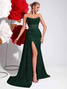 Détail de la robe de soirée à paillettes vert émeraude avec fente et corsage bustier
