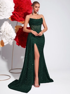 Robe de soirée à paillettes vert foncé avec fente haute et détail de corsage bustier