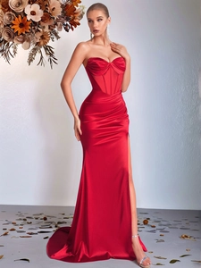Robe de soirée sirène élégante en satin rouge sans bretelles avec fente haute et corset