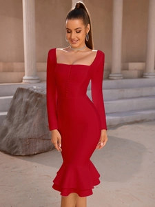 Elegante abito attillato rosso con scollo quadrato e orlo a sirena a doppio strato