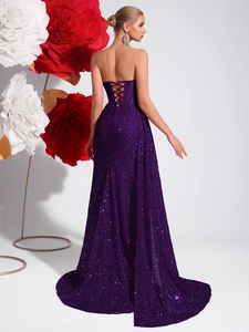 Détail du dos de la robe de soirée à paillettes violettes avec laçage style corset