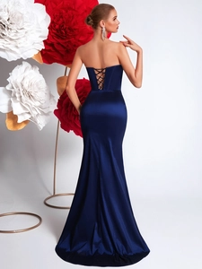 Elegante abito da sera a sirena blu scuro con scollo a cuore e schiena scoperta intrecciata