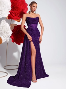Gros plan détaillé d'une robe de soirée violette à paillettes avec structure bustier corset