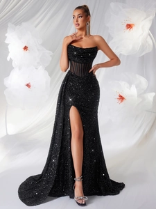 Détail de la robe de soirée à paillettes avec taille corset et fente haute