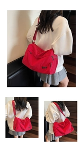 Détail du sac de voyage en nylon rouge avec logo BNT et large bandoulière réglable