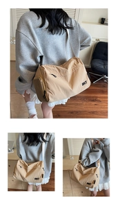 Détail de la broderie du logo BNT et de la poche latérale en filet sur le sac kaki