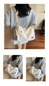 Détail du sac de voyage en toile crème montrant le logo BNT noir et la poche latérale en filet