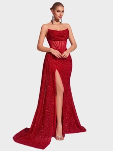 Détail de la robe de soirée à paillettes rouges avec corset et fente haute à la jambe