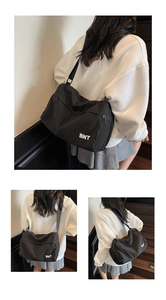 Vues détaillées d'un sac de voyage en nylon noir avec imprimé BNT et bandoulière réglable