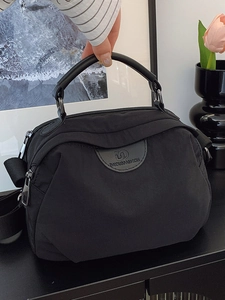 Borsa a mano minimalista in nylon nero con più strati e tracolla regolabile