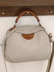 Borsa a mano minimalista in nylon beige con manici in pelle marrone e tracolla