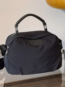 Borsa tote in nylon nero leggera con manici in pelle e tracolla regolabile per donna