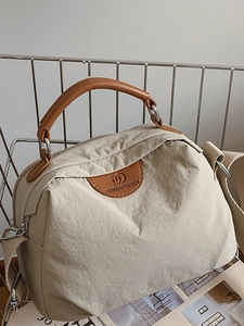 Borsa tote minimalista in tessuto crema con manici in pelle marrone e tracolla regolabile