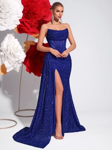 Robe de soirée bustier à paillettes bleu roi avec fente haute et coupe cintrée
