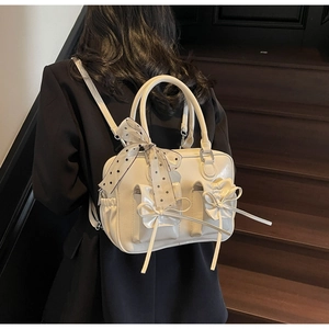 Zaino in pelle crema con fiocchi e sciarpa a pois mostrato in una scena di lifestyle
