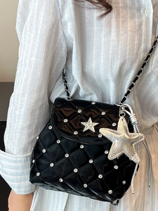 Gesteppte schwarze Lackleder-Schultertasche mit Strass-Sternen und silberner Kette