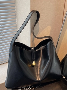 Large Capacity PU Leather Tote Bag Fashion Retro Shoulder Bag For Commuting Daily Casual Bag With Gold Pendant