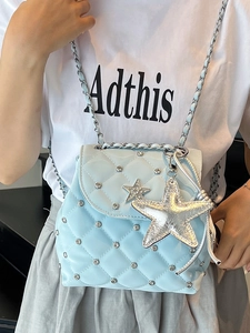 Hellblaue gesteppte Mini-Rucksacktasche mit Strass-Seestern und silbernem Kettenriemen