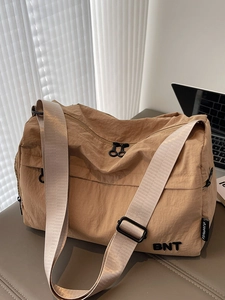Sac de voyage en nylon marron clair avec texture plissée et broderie BNT chic