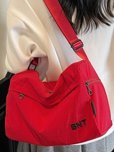 Sac de voyage rouge minimaliste en nylon avec bandoulière réglable et broderie logo BNT