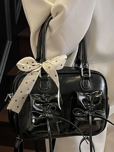 Borsa a mano minimalista in pelle verniciata nera con tasche a fiocco e sciarpa a pois