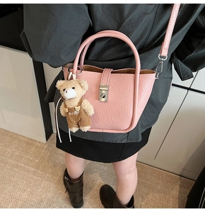 Sac seau rose texture litchi avec breloque ours mignonne et boucle en métal argenté