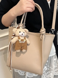 Sac à main chic en cuir beige grainé avec charm d'ours mignon pour un style quotidien