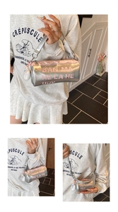 Détail du sac barillet argenté avec bordure en dentelle rose et pompon en peluche