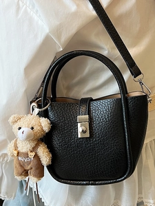 Sac seau en cuir litchi noir avec fermoir rotatif et pendentif ours en peluche mignon
