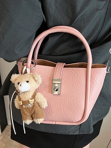 Sac seau en cuir rose avec fermoir en métal argenté et pendentif ours peluche