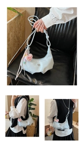 Detail der hellblauen Falten-Tasche mit Barbie-Girl-Plüschherz und Perlenquasten