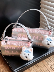 Sac à Épaule Cylindrique en Cuir PU Femme Vintage Doux Volants Impression Lettres Sac Bandoulière Avec Porte-clés Peluche