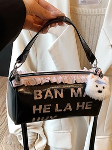 Sac à main cylindrique noir rétro avec bordure en dentelle rose et charme chien