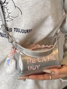 Petit sac cylindrique argenté avec cordon rose et peluche pour femme à la mode