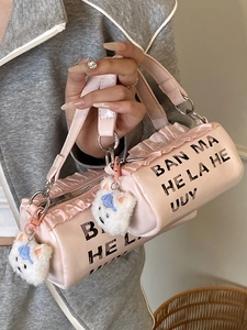 Sac à main cylindrique rose avec volants et breloques en peluche pour femmes élégantes