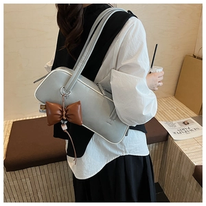 Sac bandoulière gris chic avec charm nœud marron et bordures contrastées au café