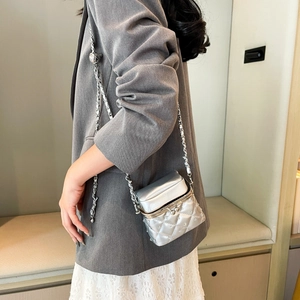 Nahaufnahme der silbernen Stepptasche aus Metall mit Kugel-Kette und Clip-Verschluss