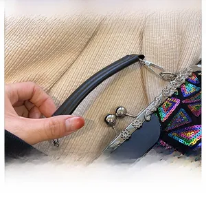 Detail der Regenbogen-Pailletten-Handtasche mit silbernem Blumen-Metallverschluss