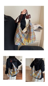 Détail d'un sac cabas à carreaux vintage avec broderie jaune et bandoulière en cuir brun