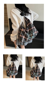 Détail du sac cabas vintage à carreaux avec broderie de lettres et boucle fleurie 3D