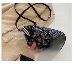 Detailansicht der schwarzen Ledertasche mit bunten Pailletten und silbernem Metallverschluss