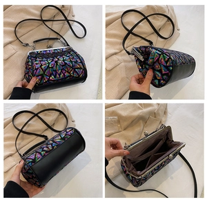 Details der bunten geometrischen Pailletten, des Metallverschlusses und der Innentaschen der Tasche