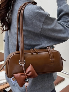 Sac à bandoulière baguette rectangulaire marron avec pendentif nœud vintage élégant