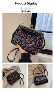 Details bunter geometrischer Paillettenmuster und silberner Metallverschluss der Handtasche