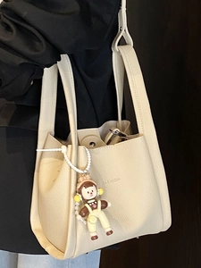 Borsa a secchiello beige minimalista con stampa moda e ciondolo carino per lo stile estivo