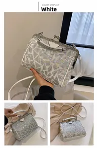 Detailansicht der weißen Pailletten-Ärztetasche mit geometrischem Muster und Metallverschluss